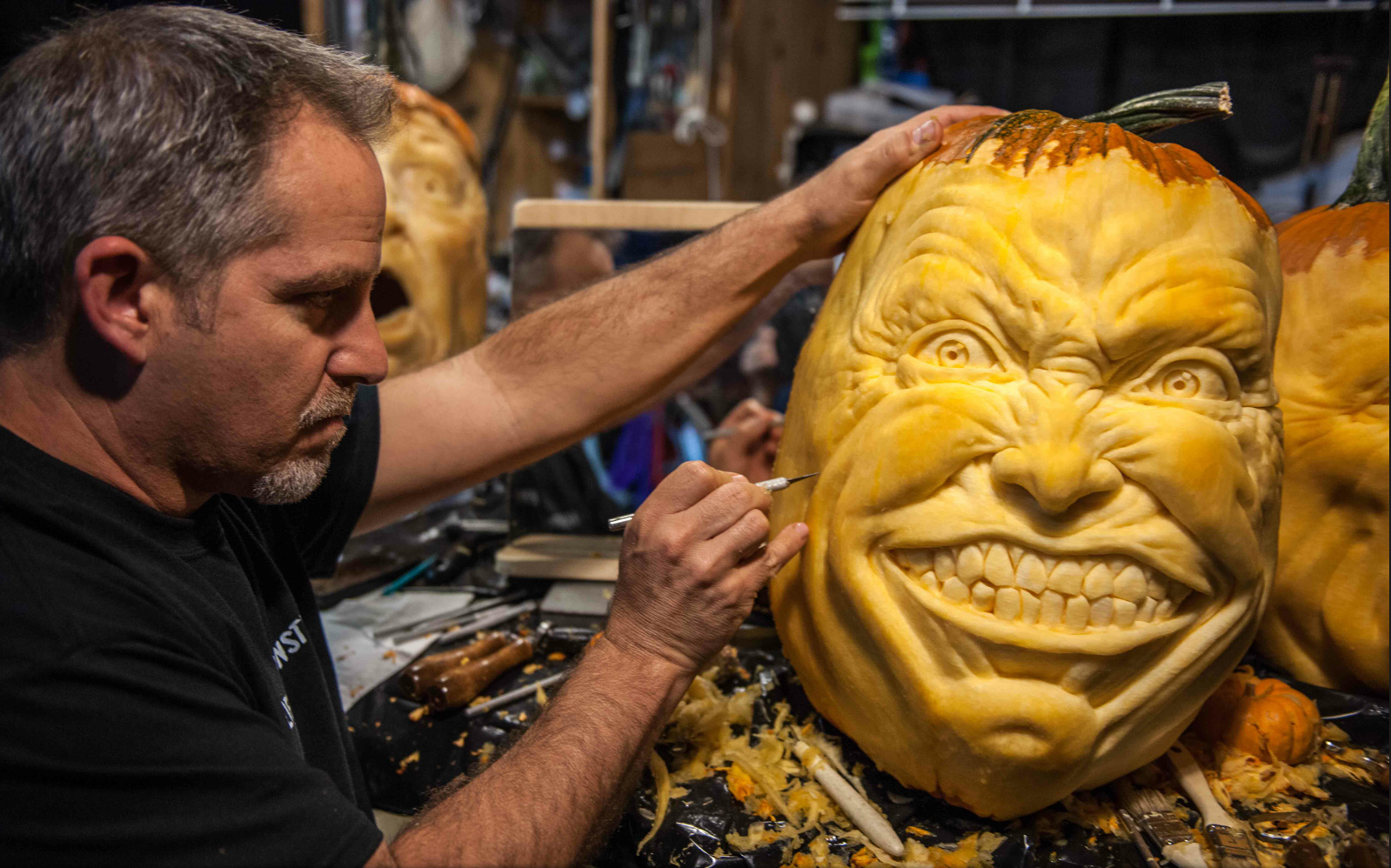 Pour Halloween, testez les sculptures de citrouilles comme Jon Neill
